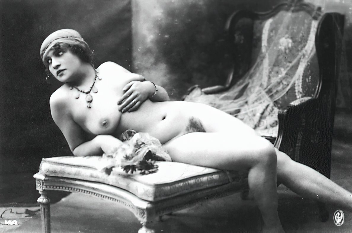 Vintage Nude Women Volume 1.