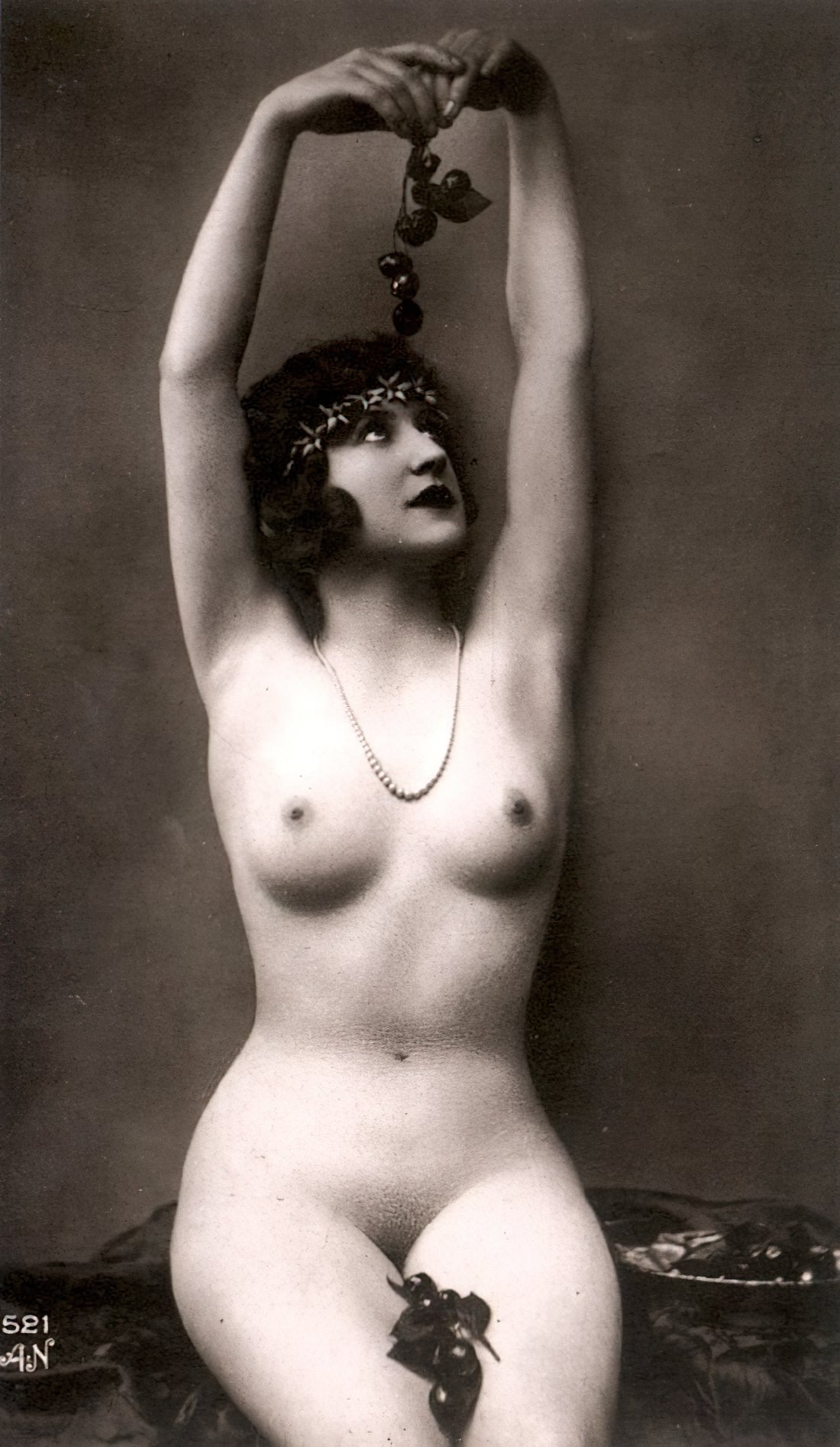 Vintage Nude Women Volume 1.