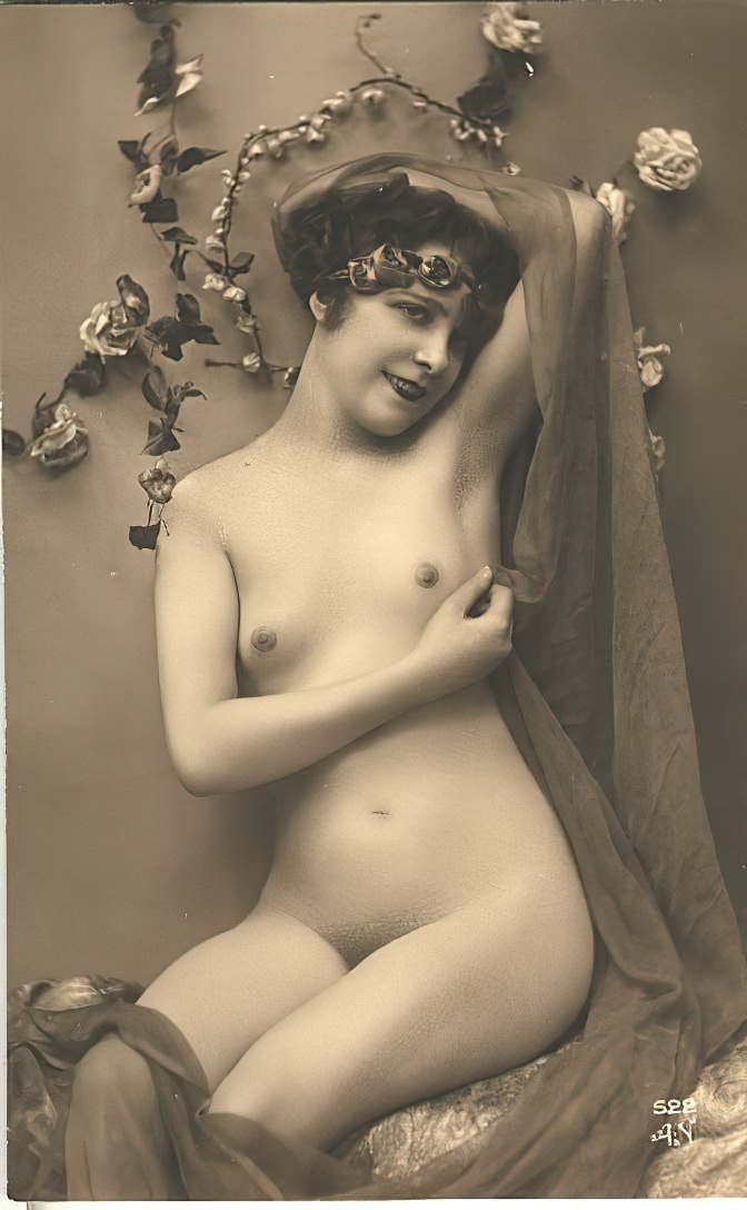 Vintage Nude Women Volume 1.