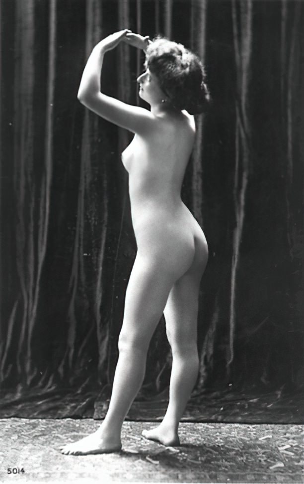 Vintage Nude Women Volume 4.