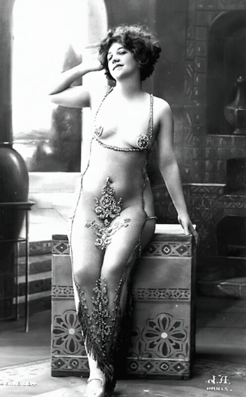 Very high Quality Nude Men and Women in Full Black and White from the Classic Vintage Retro Era Vintage Erotica and Photo Image Galleries of Classic Women Nude in the 1800s to the 1920s