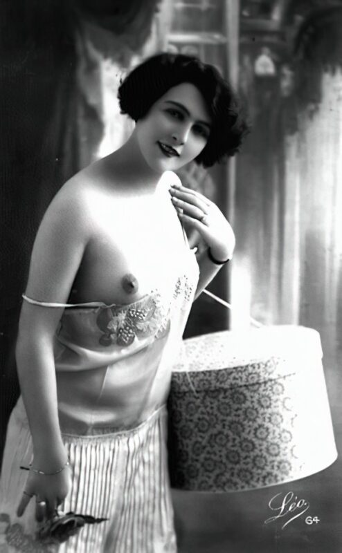 Very high Quality Nude Men and Women in Full Black and White from the Classic Vintage Retro Era Vintage Erotica and Photo Image Galleries of Classic Women Nude in the 1800s to the 1920s