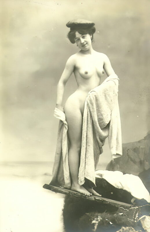 Volume 1 of Black and White Image of Naked / Nude Woman in the Classic Retro Period Volume 1 of Black and White Photo of Naked / Nude Women and Girls in the Vintage Era