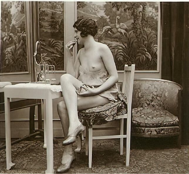 Volume 1 of Black and White Image of Naked / Nude Woman in the Classic Retro Period Volume 1 of Black and White Photo of Naked / Nude Women and Girls in the Vintage Era