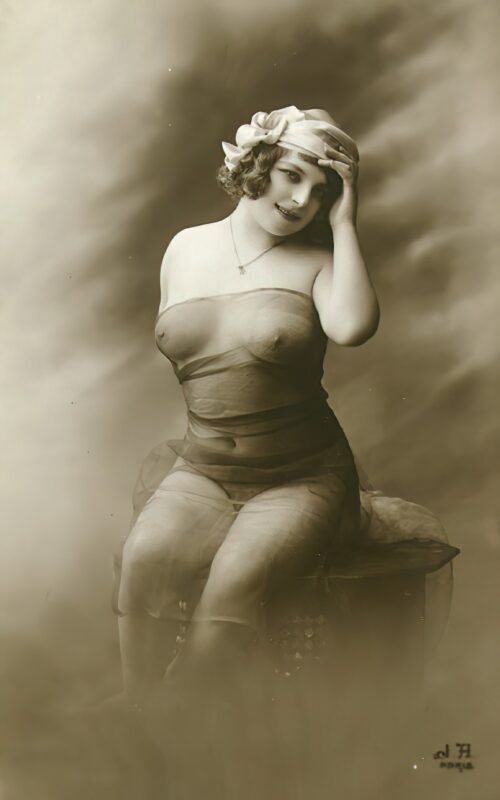 Volume 1 of Black and White Image of Naked / Nude Woman in the Classic Retro Period Volume 1 of Black and White Photo of Naked / Nude Women and Girls in the Vintage Era