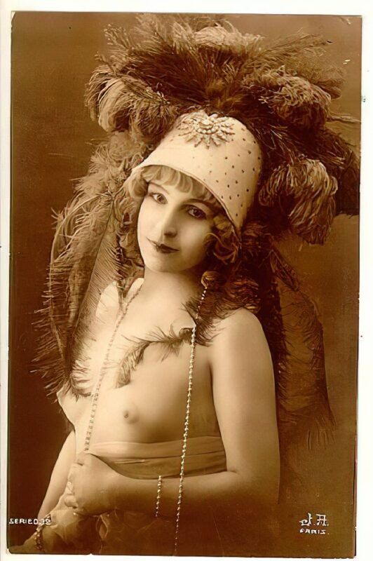 Volume 1 of Black and White Image of Naked / Nude Woman in the Classic Retro Period Volume 1 of Black and White Photo of Naked / Nude Women and Girls in the Vintage Era