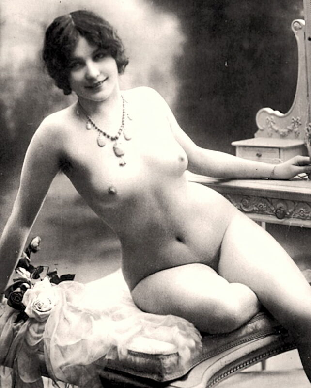 Volume 1 of Black and White Image of Naked / Nude Woman in the Classic Retro Period Volume 1 of Black and White Photo of Naked / Nude Women and Girls in the Vintage Era