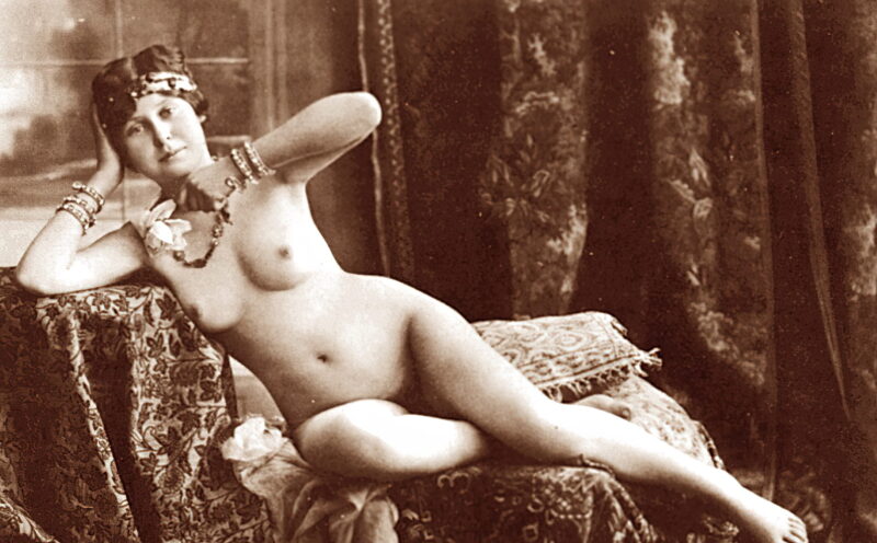 Volume 1 of Black and White Image of Naked / Nude Woman in the Classic Retro Period Volume 1 of Black and White Photo of Naked / Nude Women and Girls in the Vintage Era