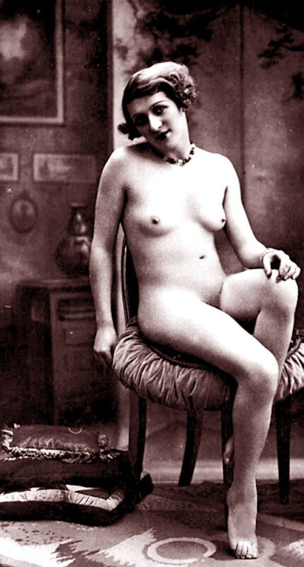 Volume 1 of Black and White Image of Naked / Nude Woman in the Classic Retro Period Volume 1 of Black and White Photo of Naked / Nude Women and Girls in the Vintage Era