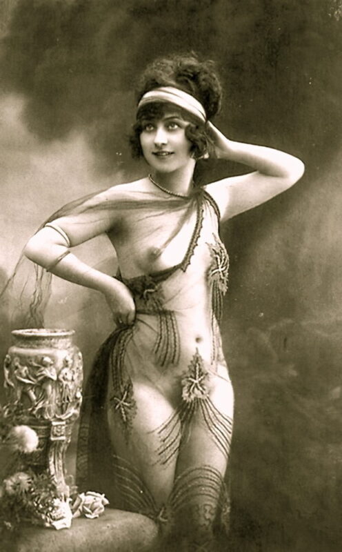 Volume 1 of Black and White Image of Naked / Nude Woman in the Classic Retro Period Volume 1 of Black and White Photo of Naked / Nude Women and Girls in the Vintage Era