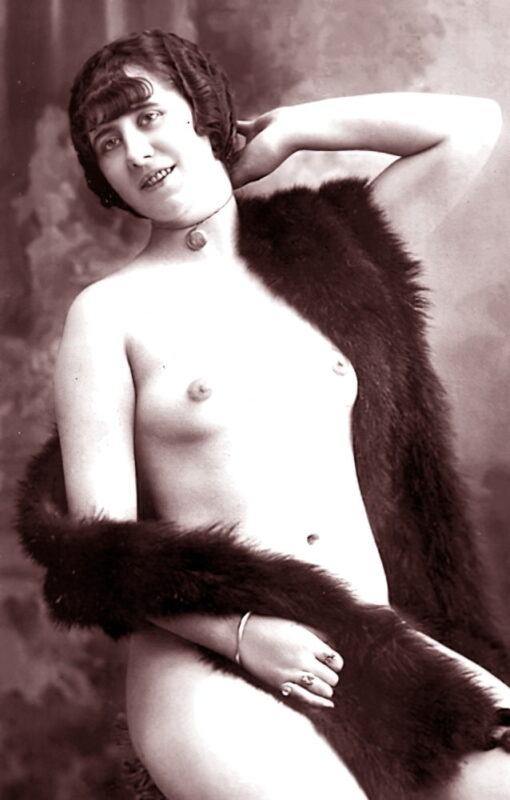 Volume 1 of Black and White Image of Naked / Nude Woman in the Classic Retro Period Volume 1 of Black and White Photo of Naked / Nude Women and Girls in the Vintage Era