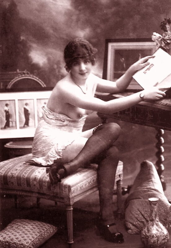 Volume 1 of Black and White Image of Naked / Nude Woman in the Classic Retro Period Volume 1 of Black and White Photo of Naked / Nude Women and Girls in the Vintage Era