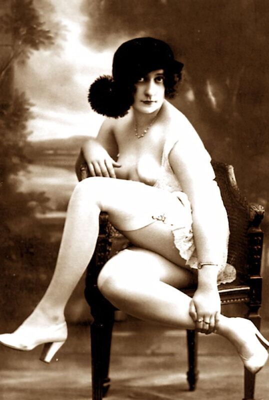 Volume 1 of Black and White Image of Naked / Nude Woman in the Classic Retro Period Volume 1 of Black and White Photo of Naked / Nude Women and Girls in the Vintage Era