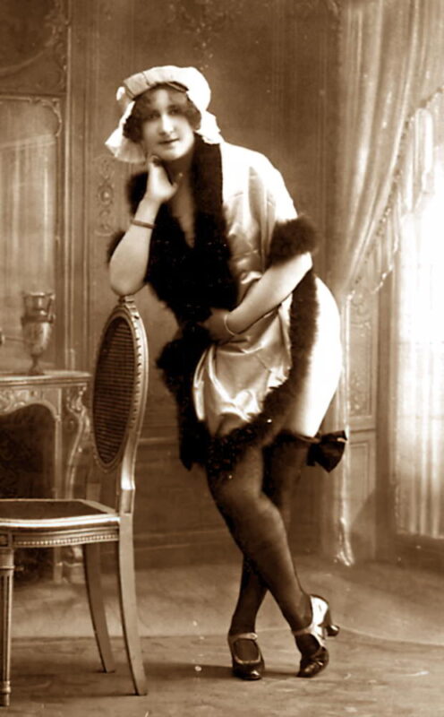 Volume 1 of Black and White Image of Naked / Nude Woman in the Classic Retro Period Volume 1 of Black and White Photo of Naked / Nude Women and Girls in the Vintage Era