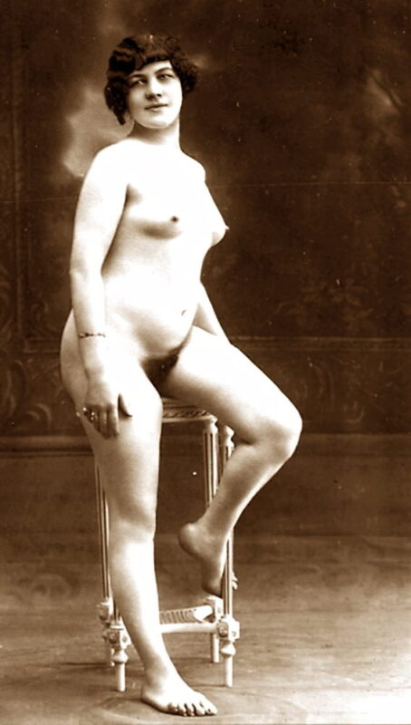 Volume 1 of Black and White Image of Naked / Nude Woman in the Classic Retro Period Volume 1 of Black and White Photo of Naked / Nude Women and Girls in the Vintage Era