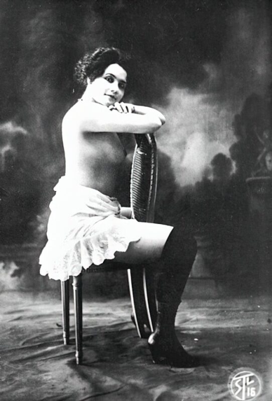 Very high Quality Nude Men and Women in Full Black and White from the Classic Vintage Retro Era Vintage Erotica and Photo Image Galleries of Classic Women Nude in the 1800s to the 1920s