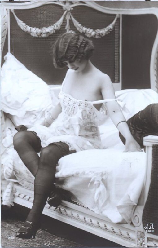 Volume 1 of Black and White Image of Naked / Nude Woman in the Classic Retro Period Volume 1 of Black and White Photo of Naked / Nude Women and Girls in the Vintage Era