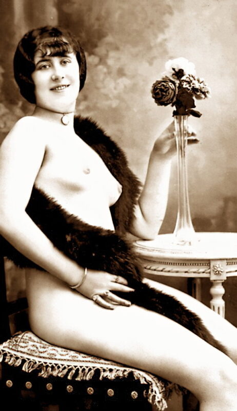 Volume 1 of Black and White Image of Naked / Nude Woman in the Classic Retro Period Volume 1 of Black and White Photo of Naked / Nude Women and Girls in the Vintage Era