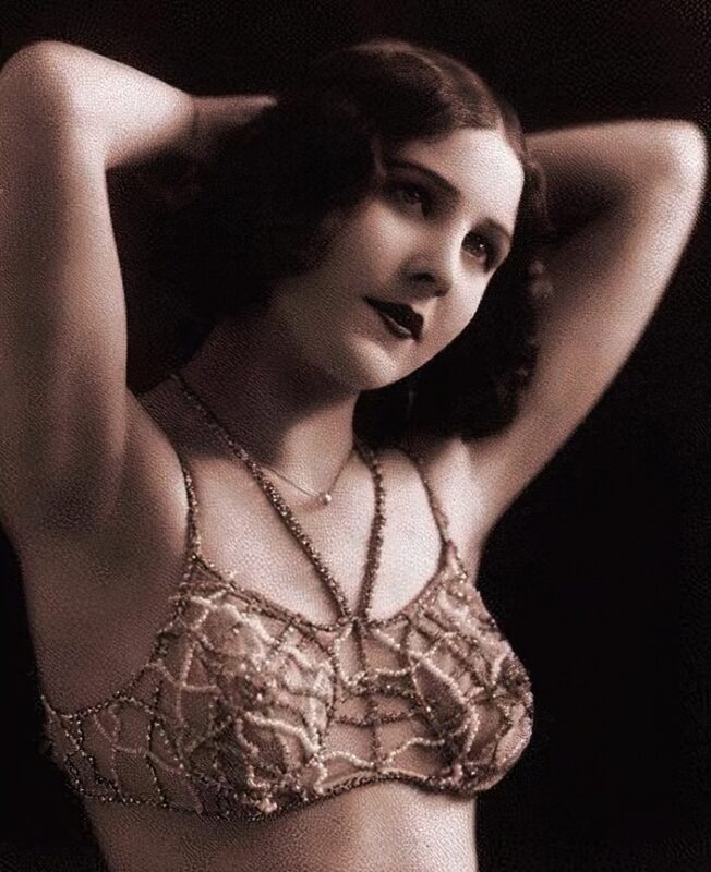 Very high Quality Nude Men and Women in Full Black and White from the Classic Vintage Retro Era Volume 2 of Vintage Erotica and Photo Image Galleries of Classic Women Nude in the 1800s to the 1920s