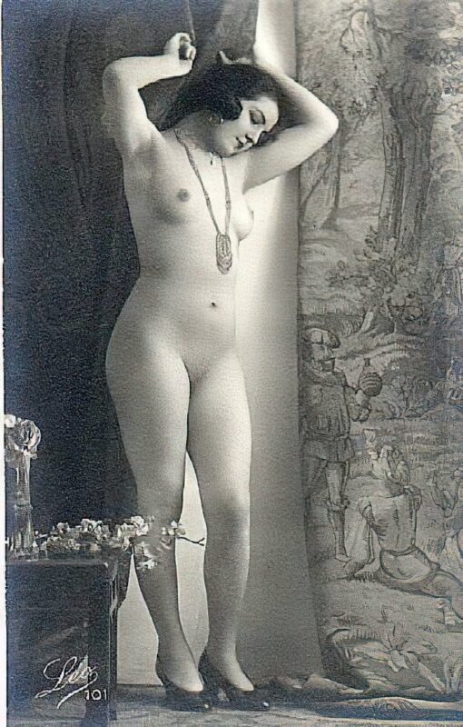 Volume 1 of Black and White Image of Naked / Nude Woman in the Classic Retro Period Volume 1 of Black and White Photo of Naked / Nude Women and Girls in the Vintage Era
