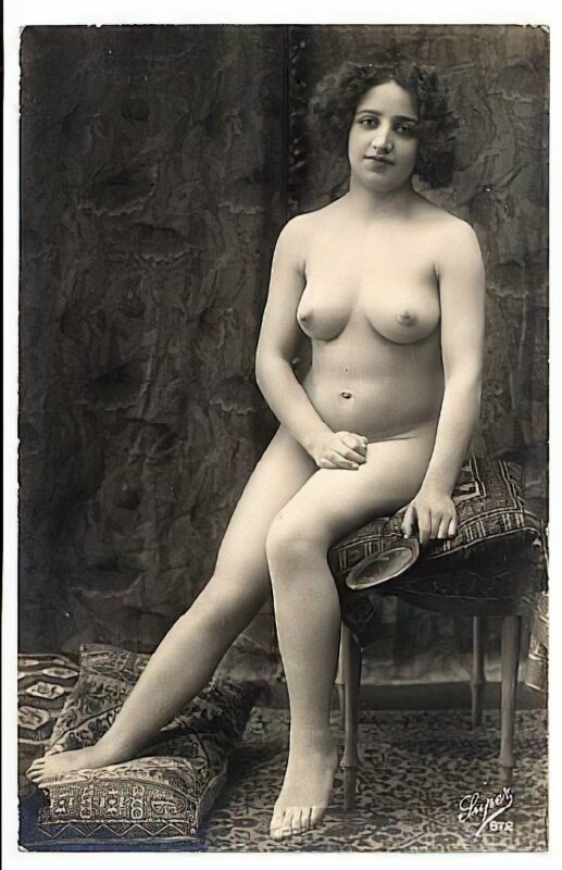 Volume 1 of Black and White Image of Naked / Nude Woman in the Classic Retro Period Volume 1 of Black and White Photo of Naked / Nude Women and Girls in the Vintage Era