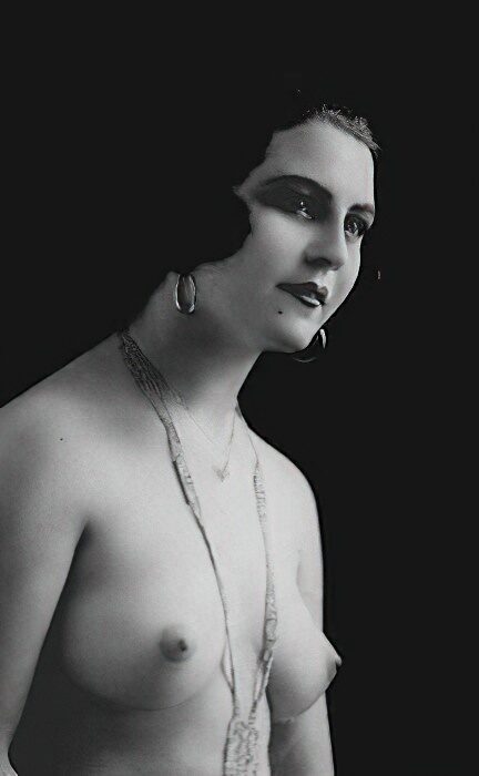 Volume 1 of Black and White Image of Naked / Nude Woman in the Classic Retro Period Volume 1 of Black and White Photo of Naked / Nude Women and Girls in the Vintage Era