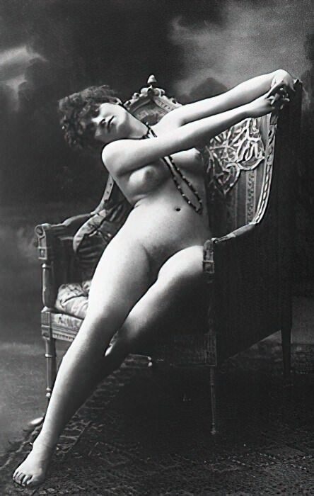 Volume 1 of Black and White Image of Naked / Nude Woman in the Classic Retro Period Volume 1 of Black and White Photo of Naked / Nude Women and Girls in the Vintage Era
