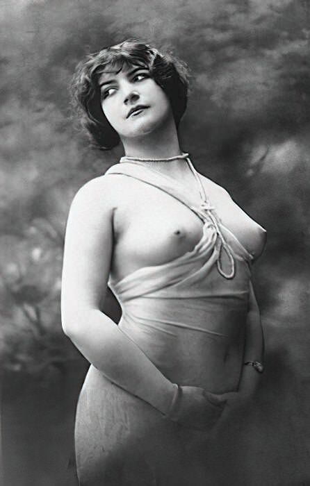Volume 1 of Black and White Image of Naked / Nude Woman in the Classic Retro Period Volume 1 of Black and White Photo of Naked / Nude Women and Girls in the Vintage Era