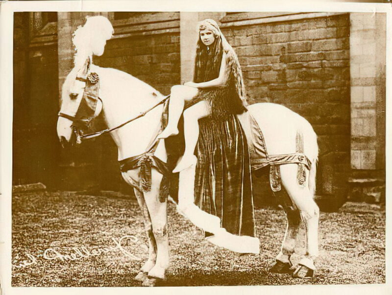 Very high Quality Nude Men and Women in Full Black and White from the Classic Vintage Retro Era Vintage Erotica and Photo Image Galleries of Classic Women Nude in the 1800s to the 1920s