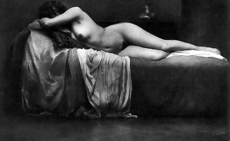 Vintage Erotica and Photo Image Galleries of Classic Women Nude in the 1920's