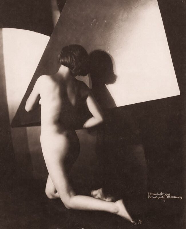Vintage Erotica and Photo Image Galleries of Classic Women Nude in the 1920's