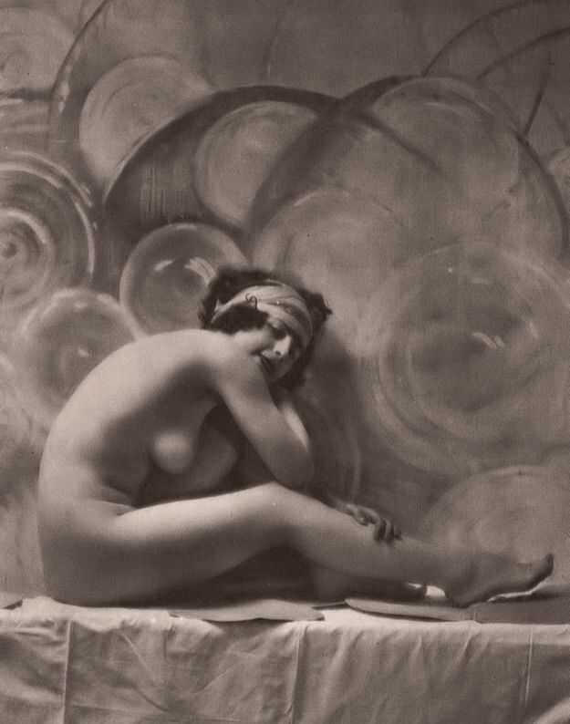 Vintage Erotica and Photo Image Galleries of Classic Women Nude in the 1920's