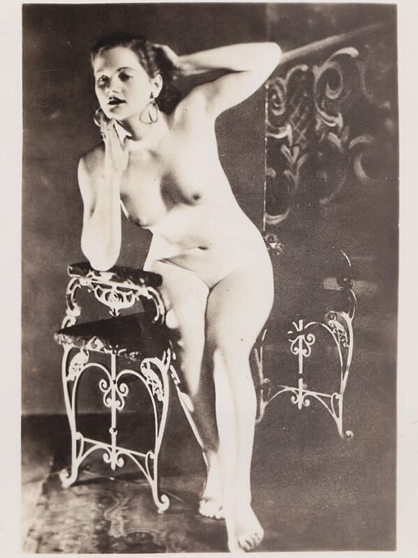 Vintage Erotica and Photo Image Galleries of Classic Women Nude in the 1920's