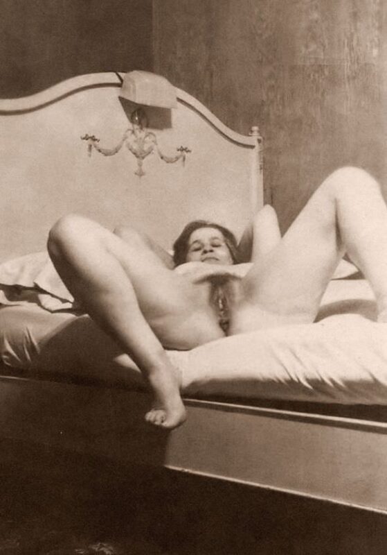 Vintage Erotica and Photo Image Galleries of Classic Women Nude in the 1920's