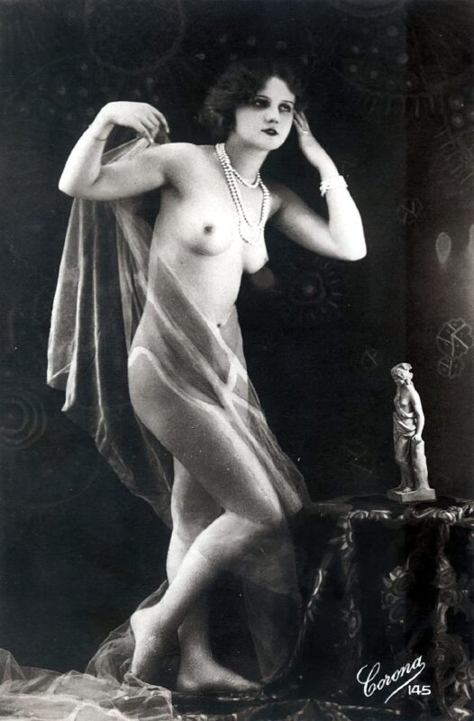 Very high Quality Nude Men and Women in Full Black and White from the Classic Vintage Retro Era Vintage Erotica and Photo Image Galleries of Classic Women Nude in the 1800s to the 1920s