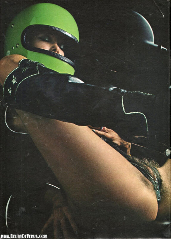 1970s Nudes Ready for Action - Photo 018