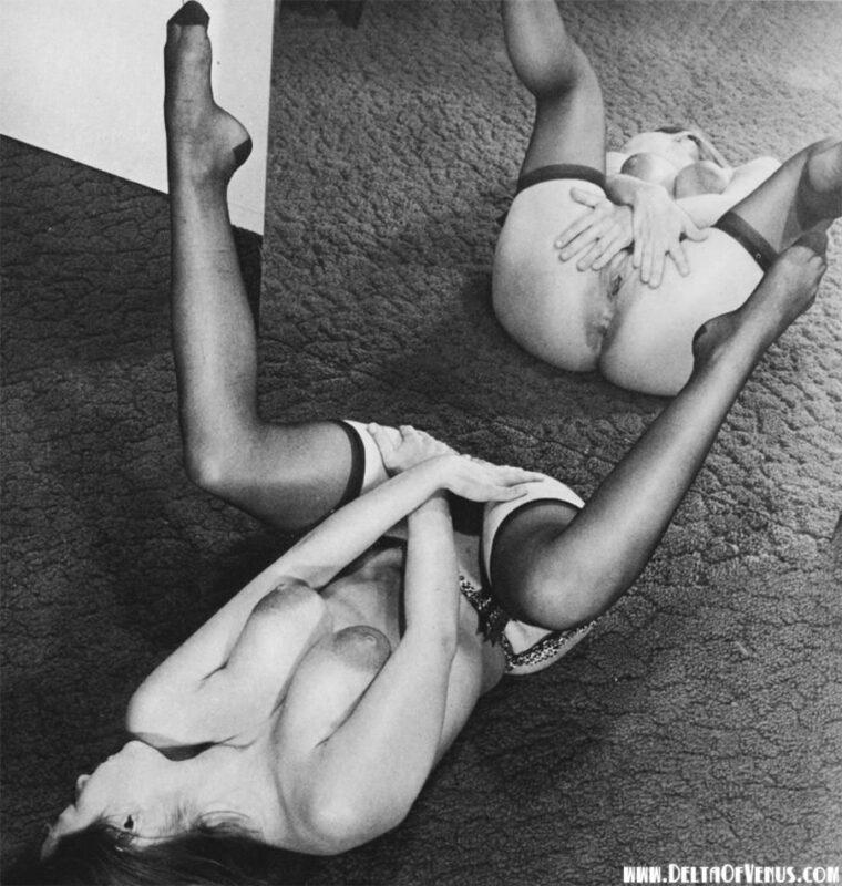 1970s Nudes Ready for Action - Photo 067