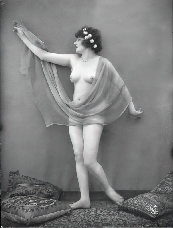 Very high Quality Nude Men and Women in Full Black and White from the Classic Vintage Retro Era Vintage Erotica and Photo Image Galleries of Classic Women Nude in the 1800s to the 1920s