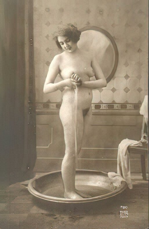 Very high Quality Nude Men and Women in Full Black and White from the Classic Vintage Retro Era Vintage Erotica and Photo Image Galleries of Classic Women Nude in the 1800s to the 1920s