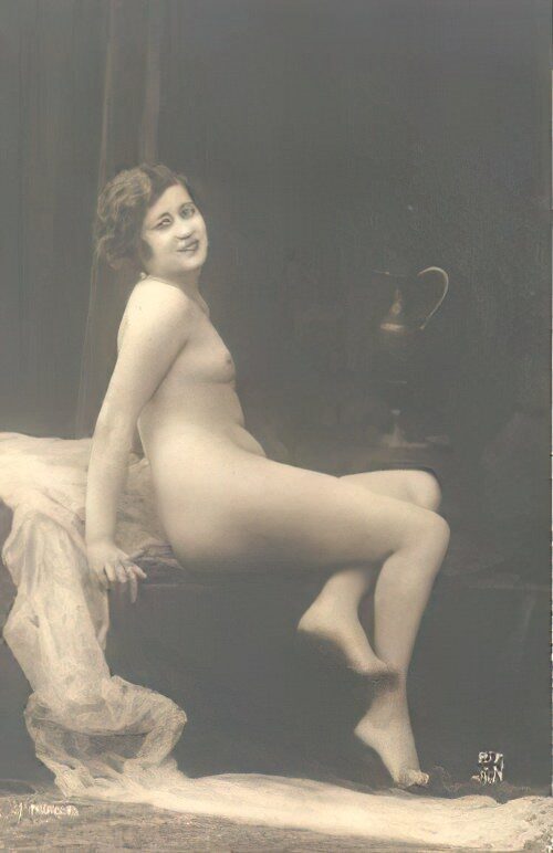 Very high Quality Nude Men and Women in Full Black and White from the Classic Vintage Retro Era Vintage Erotica and Photo Image Galleries of Classic Women Nude in the 1800s to the 1920s