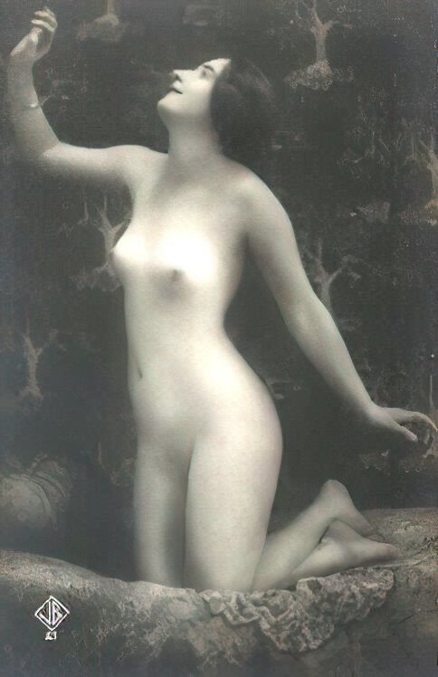 Very high Quality Nude Men and Women in Full Black and White from the Classic Vintage Retro Era Volume 2 of Vintage Erotica and Photo Image Galleries of Classic Women Nude in the 1800s to the 1920s