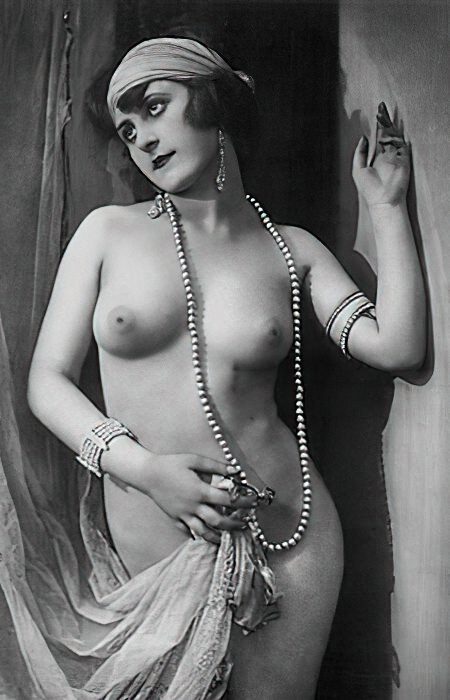 B&W Volume 5 Image of Naked / Nude Woman in the Vintage Era