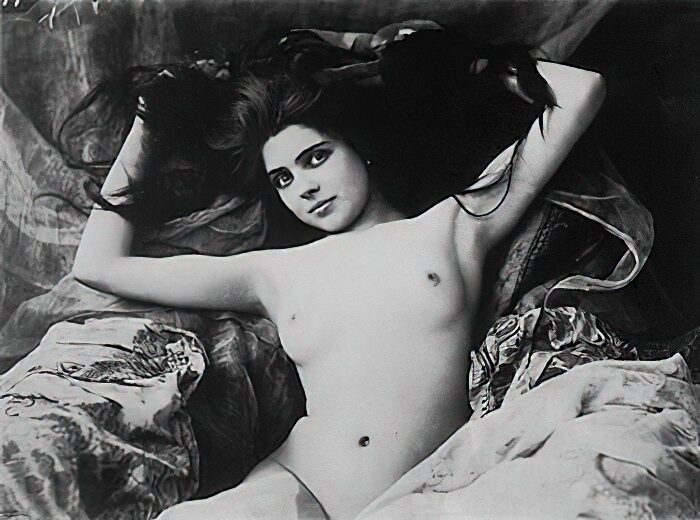 B&W Volume 5 Image of Naked / Nude Woman in the Vintage Era