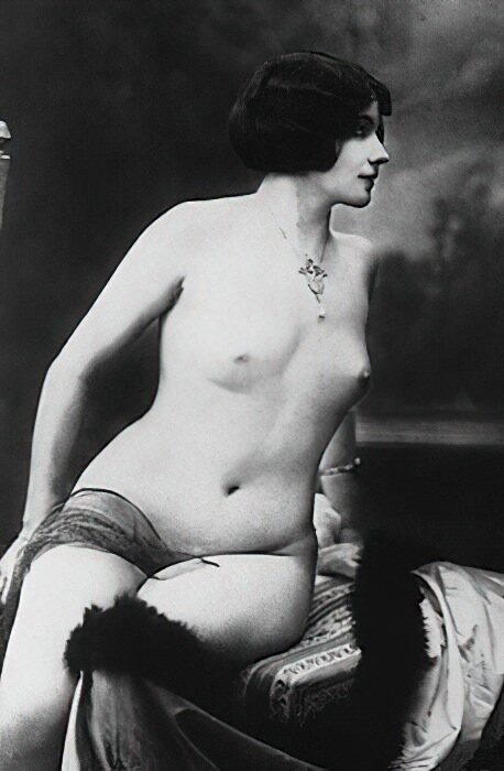 B&W Volume 5 Image of Naked / Nude Woman in the Vintage Era