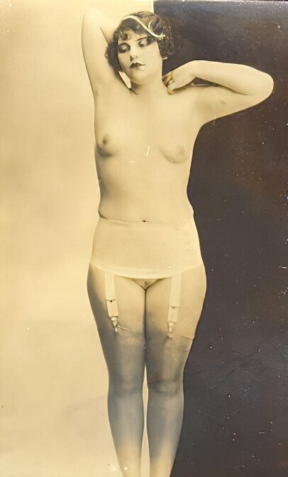 Very high Quality Nude Men and Women in Full Black and White from the Classic Vintage Retro Era Volume 2 of Vintage Erotica and Photo Image Galleries of Classic Women Nude in the 1800s to the 1920s