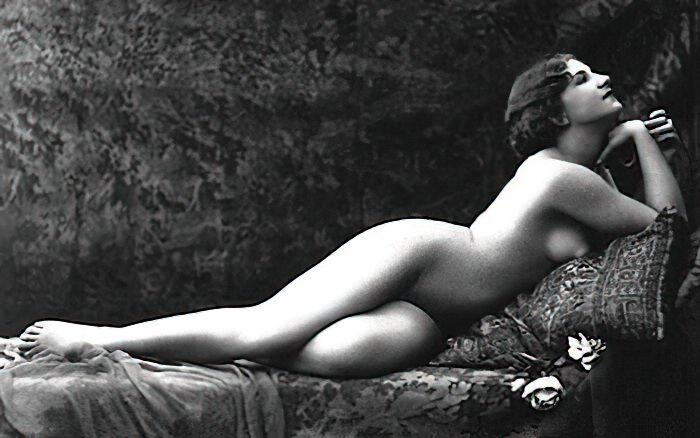 B&W Volume 5 Image of Naked / Nude Woman in the Vintage Era