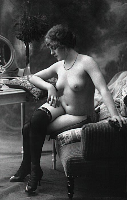 B&W Volume 5 Image of Naked / Nude Woman in the Vintage Era