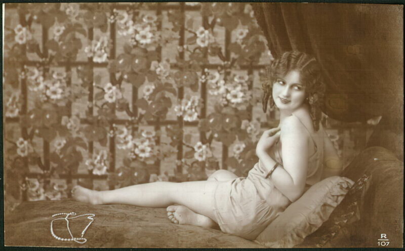 Classic Vintage Retro Nude Men and Women in Full Black and White from 1800s to the 1920's Volume 3 of Vintage Erotica and Photo Image Galleries of Classic Women Nude in the 1800s to the 1920s