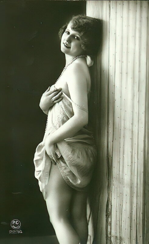 Very high Quality Nude Men and Women in Full Black and White from the Classic Vintage Retro Era Volume 2 of Vintage Erotica and Photo Image Galleries of Classic Women Nude in the 1800s to the 1920s