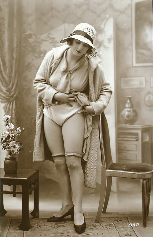 Very high Quality Nude Men and Women in Full Black and White from the Classic Vintage Retro Era Volume 2 of Vintage Erotica and Photo Image Galleries of Classic Women Nude in the 1800s to the 1920s